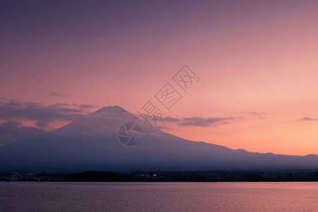 富士山与和平湖川口图片