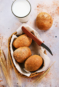 新鲜的面包篮子和桌边的新鲜面包图片