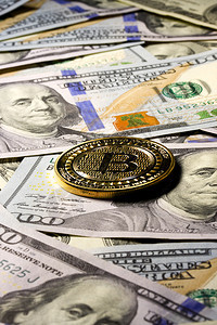 CoinBitcoin身陷一百元钞票的背景图片