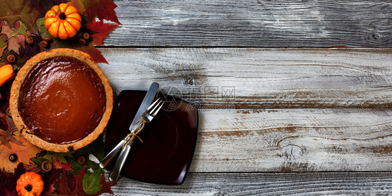 新鲜烘烤自制南瓜派和感恩节甜点餐盘图片