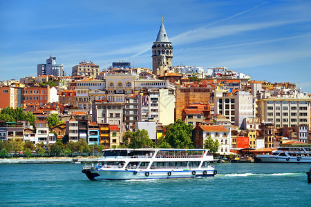 伊斯坦布尔市风景加拉塔和土耳其金角湾的船图片