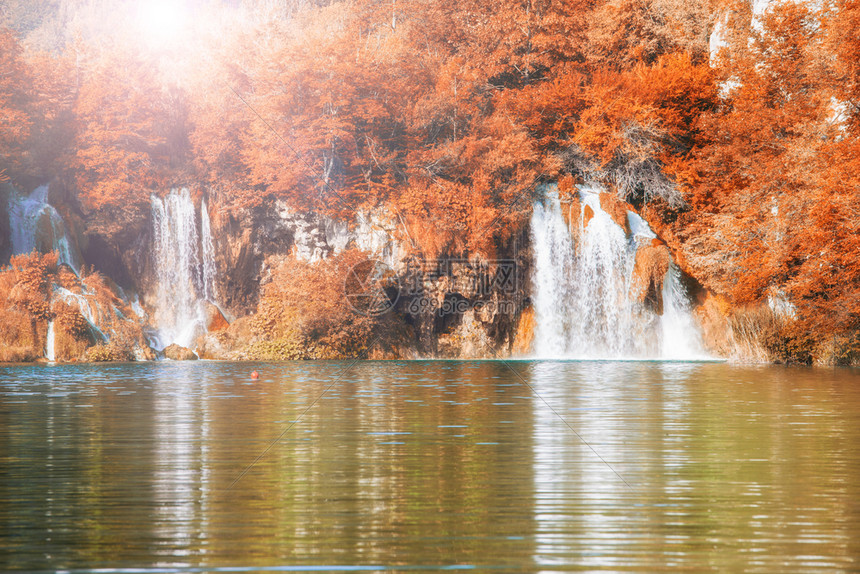 美丽的瀑布森林和湖泊克罗地亚普利维茨公园图片