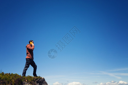 山顶上的人通过手机说话图片