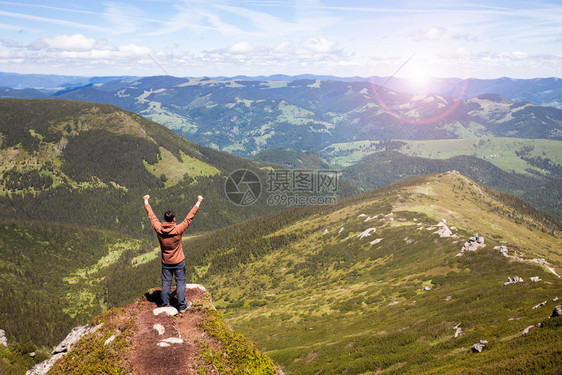 人站在山顶看着地平线图片