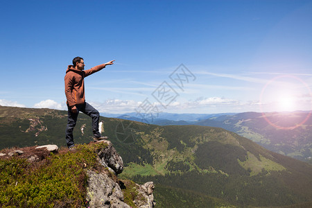 人站在山顶上地平线图片