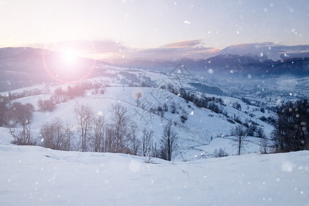 美丽的冬季山雪高景观图片