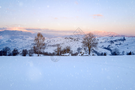 美丽的冬季山雪高景观背景图片