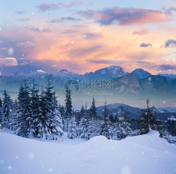 美丽的冬季高山雪地貌意大利多洛米特山脉图片