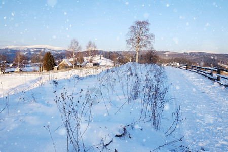 美丽的冬季山雪高景观图片