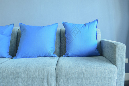 蓝色枕头放在沙发上图片