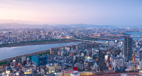 日落时的日本大阪市高角度全景图片