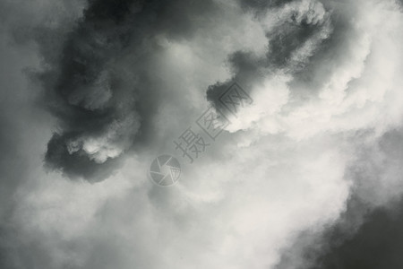 抽象的烟雾风暴天空背景图片