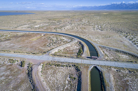 在科罗拉多州圣路易谷抽取地下水并运至里奥格兰德河的封闭盆地项目富兰克林埃迪运河部分的空中观察图片