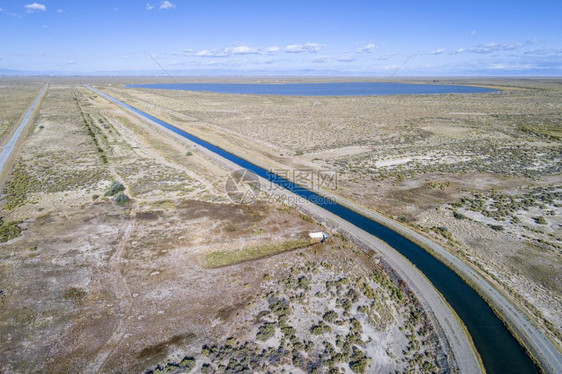 在科罗拉多州圣路易谷抽取地下水并运至里奥格兰德河的封闭盆地项目富兰克林埃迪运河部分的空中观察图片