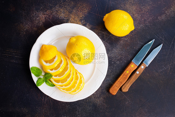 桌上有薄荷叶的新鲜柠檬图片