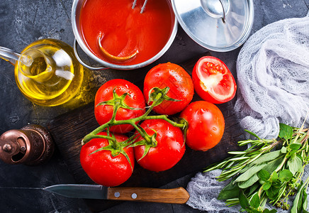 厨房桌上的新鲜番茄汤和图片