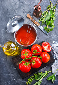 厨房桌上的新鲜番茄汤和图片