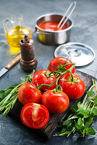 桌上新鲜番茄和香料图片