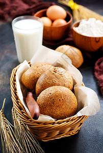以篮子和桌上的新鲜小麦面包图片