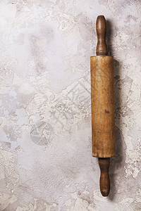 古老的木制滚动针在生石背景上带有复制空间的顶端视图图片