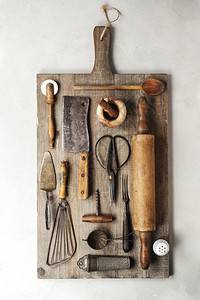 木柴切割板上一组古老的烹饪用具顶端视图图片