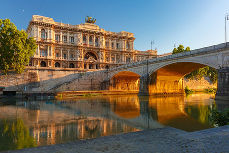 意大利罗马司法宫和庞特安贝托桥以及意大利罗马日出时从蒂贝尔河边看到的镜像反射图片