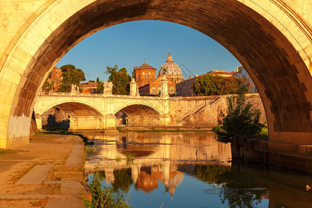 上午在意大利罗马圣彼得教堂早上在意大利罗马看到蒂贝尔河维托里奥埃马努利二世桥和圣彼得大教堂图片
