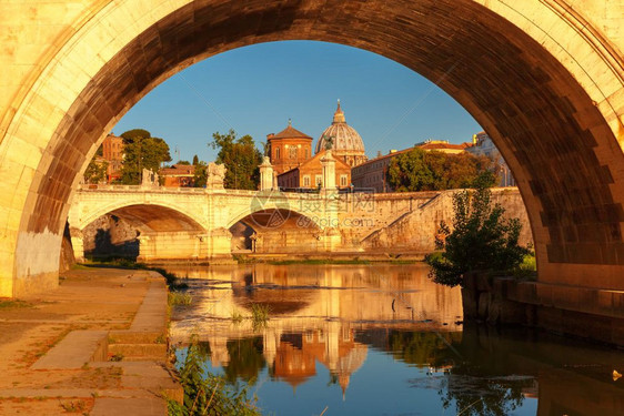 上午在意大利罗马圣彼得教堂早上在意大利罗马看到蒂贝尔河维托里奥埃马努利二世桥和圣彼得大教堂图片