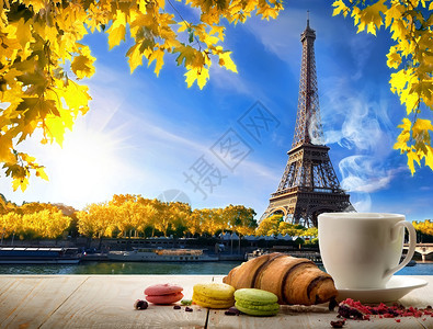 法国巴黎埃菲尔铁塔附近桌边的面包店早餐和咖啡巴黎图片