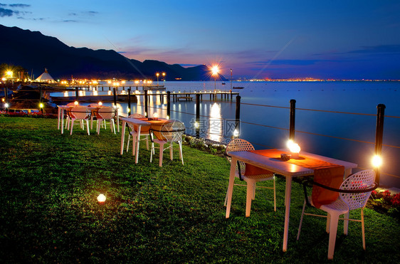 在地中海岸边吃晚饭土耳其凯麦海边晚餐图片