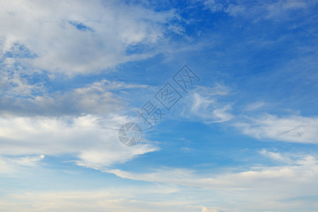 明亮的天空中浅云背景图片