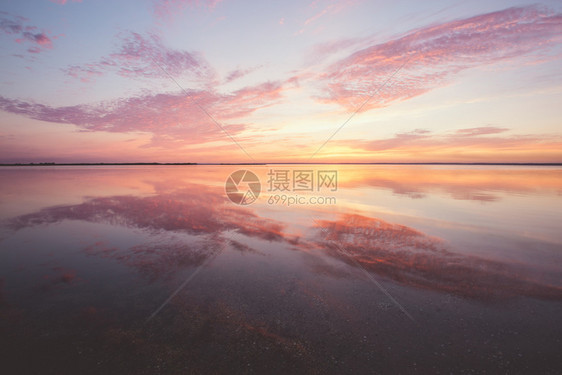湖面的日落戏剧多彩的日落图片
