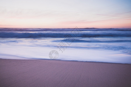 海景夏季以亮色显示的海滨日落背景图片
