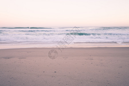 海景夏季以亮色显示的海滨日落背景图片