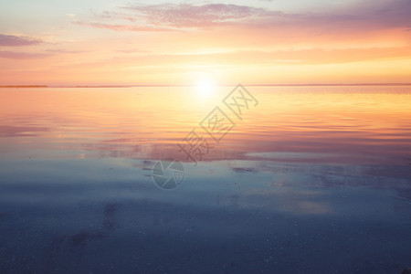 平静水面表的景色海洋日落图片