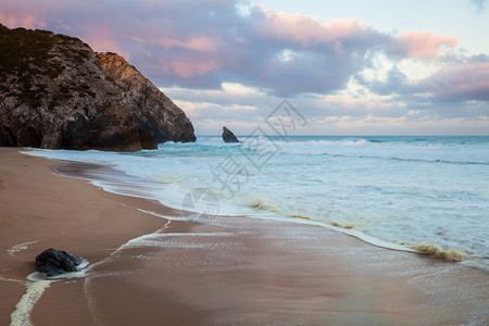 葡萄牙阿德拉加海滩洛基岸线图片