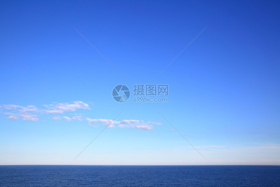 波罗的海美丽景平面和几乎清晰的深蓝色天空图片