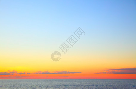 波罗的海上空日落美丽的海景平面以及多彩的天空和云层图片