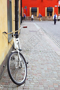 瑞典斯德哥尔摩老城墙附近的自行车图片
