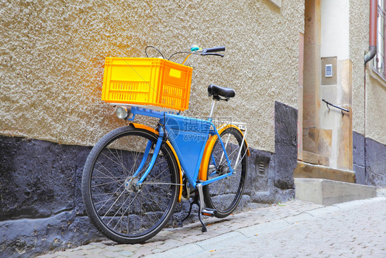 在瑞典斯德哥尔摩用瑞典颜色涂上瑞典颜色的自行车图片