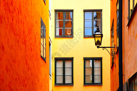 瑞典斯德哥尔摩的黄色和橙老房子图片