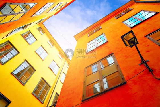 瑞典斯德哥尔摩多彩的房屋和旧街道图片