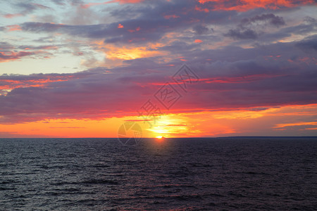 海上日落海平面和多彩云的景色日落海图片