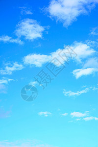 蓝色天空有光云垂直图片