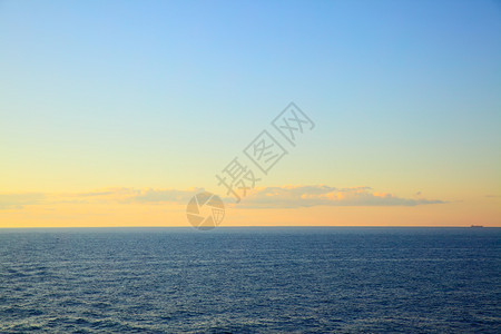 日落时波罗的海平面景图片