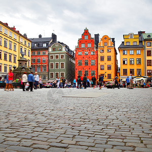 瑞典斯德哥尔摩的Stortororget广场所有人都一片模糊图片