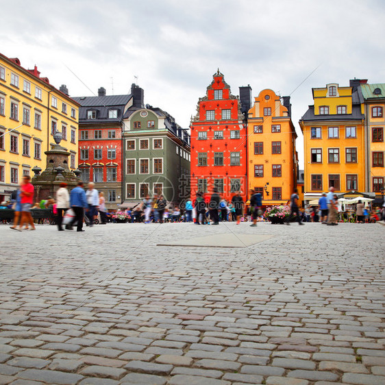 瑞典斯德哥尔摩的Stortororget广场所有人都一片模糊图片