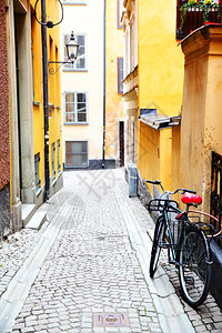 瑞典斯德哥尔摩的老街专心骑自行车图片