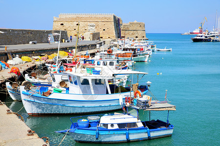 威尼斯堡垒和渔船在希腊克里特州赫拉利翁图片