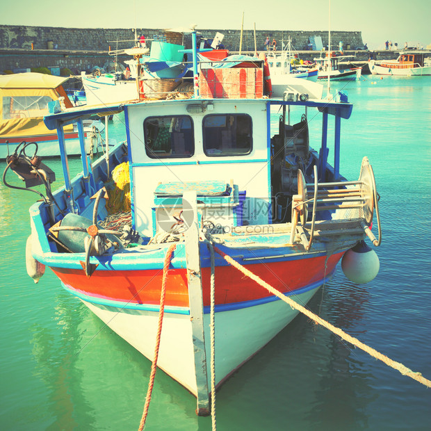 希腊克里特海拉利翁港的老渔船希腊克里特图片